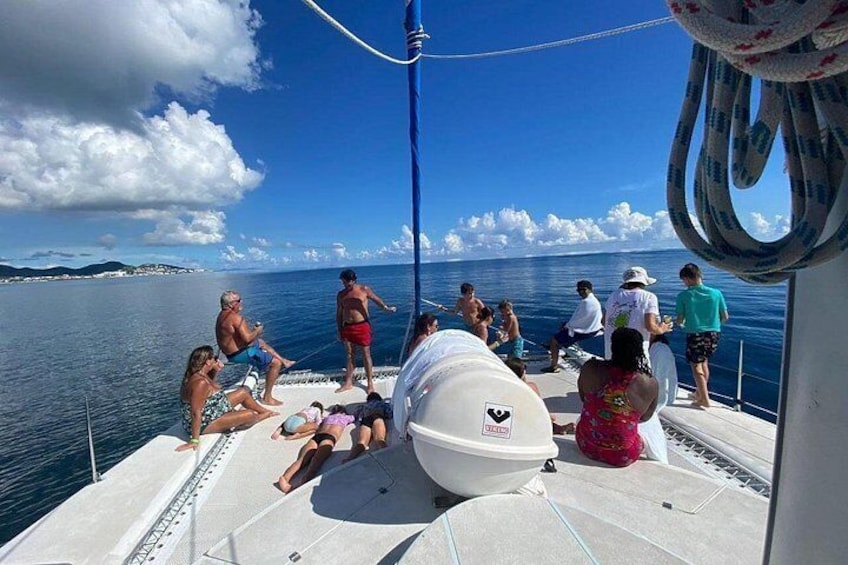 Un barco con gente en la cubierta, cielo despejado y agua tranquila. 2