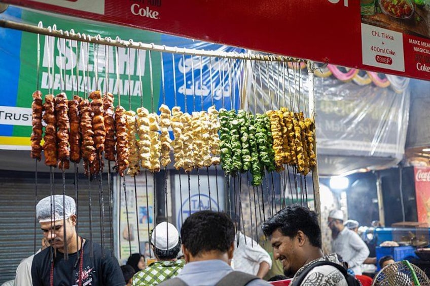 The vibrant night vibes of the Bhendi Bazaar food stalls. 1