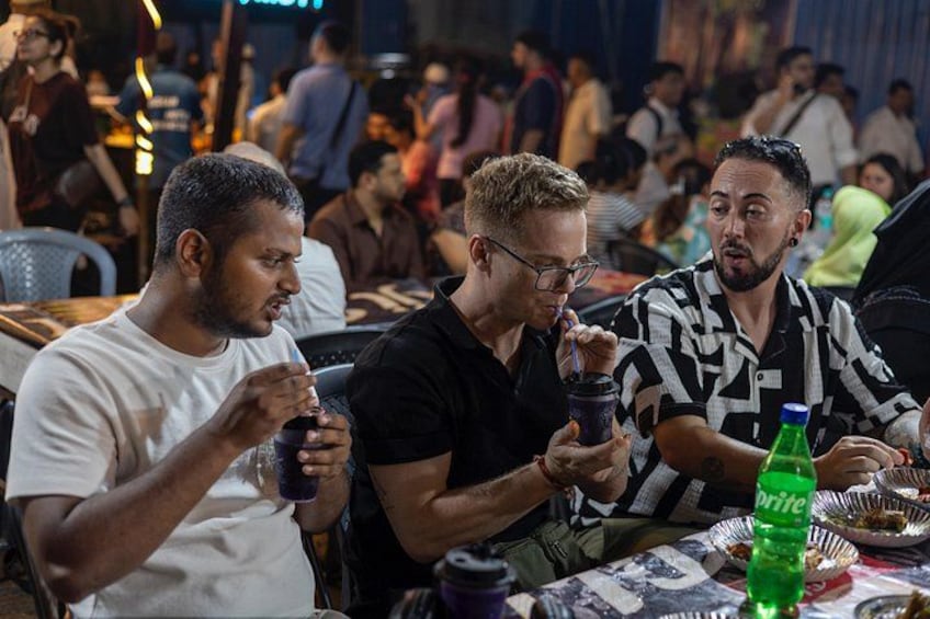 Safe and hygienic Mumbai street food tour experience. 4