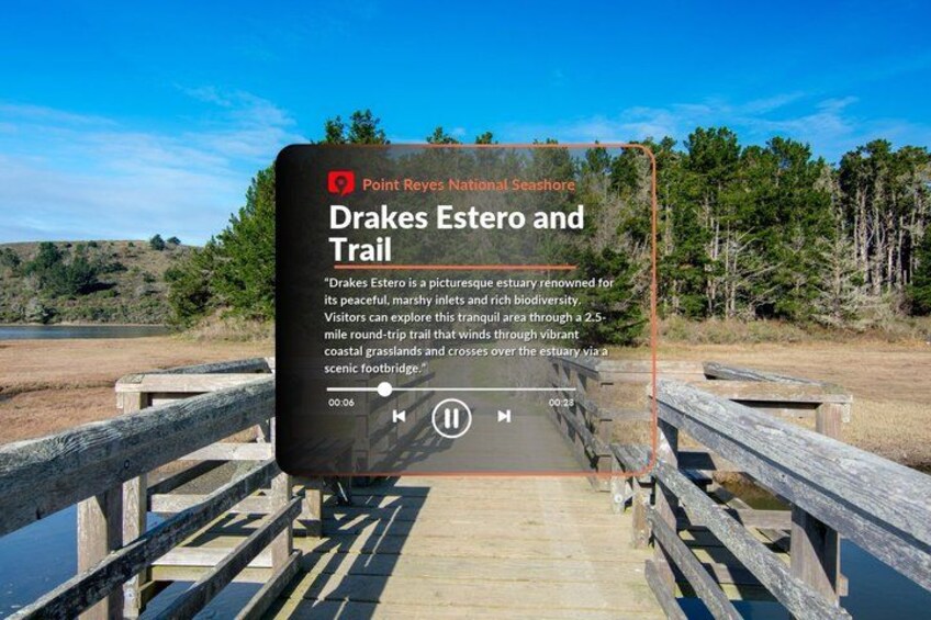 Een houten looppad dat leidt naar een uitzichtpunt, met een bordje over Drakes Estero en Trail. 2