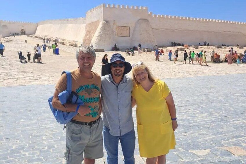 Een historisch fort met toeristen op de voorgrond. 4