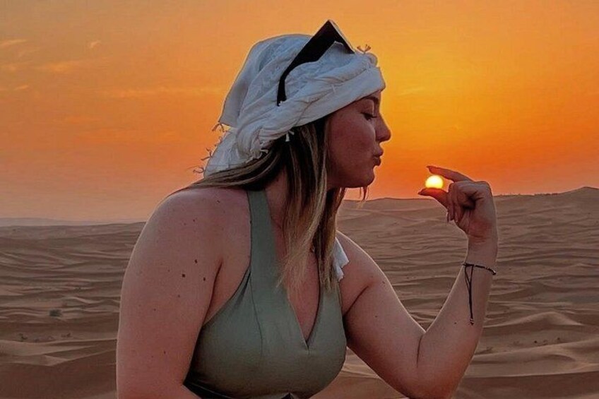 Una persona in un paesaggio desertico al tramonto. 3