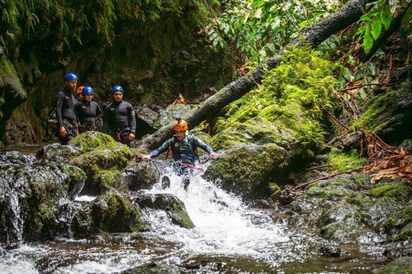 Iemand raft een rivier af terwijl een groep mensen toekijkt. 4