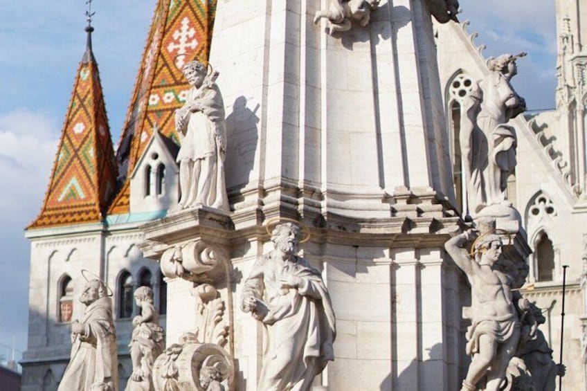 Une église ornée de statues et dotée de flèches aux couleurs vives. 5