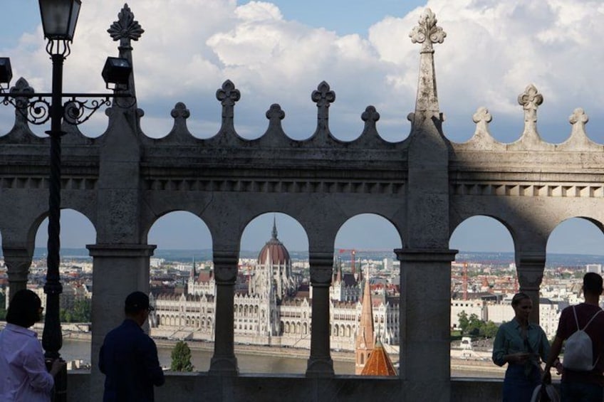 Un pont en pierre avec des arches, un lampadaire et une vue sur un paysage urbain dominé par un dôme imposant. 2
