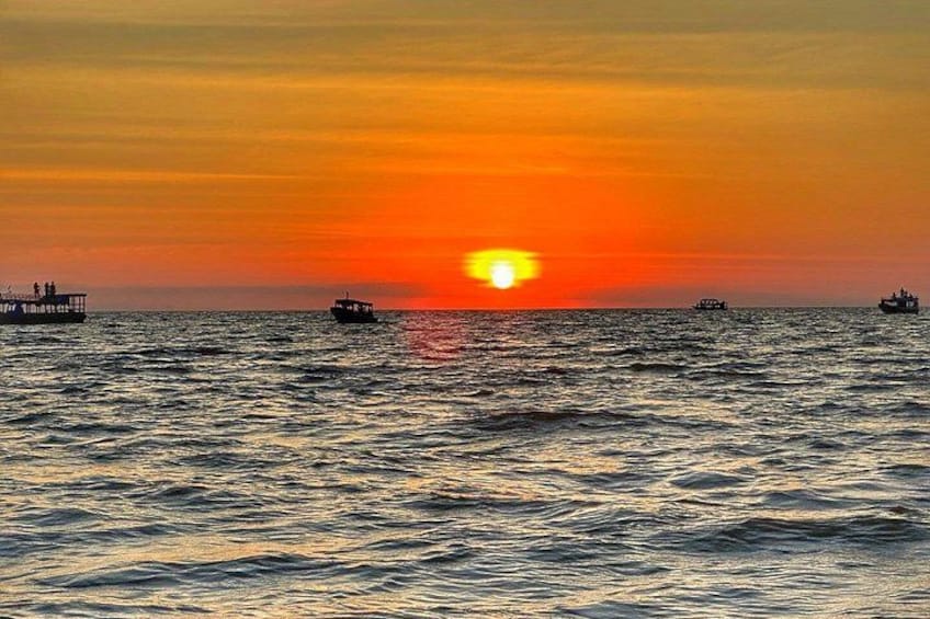 Atardecer sobre el océano con barcos y un muelle. 2