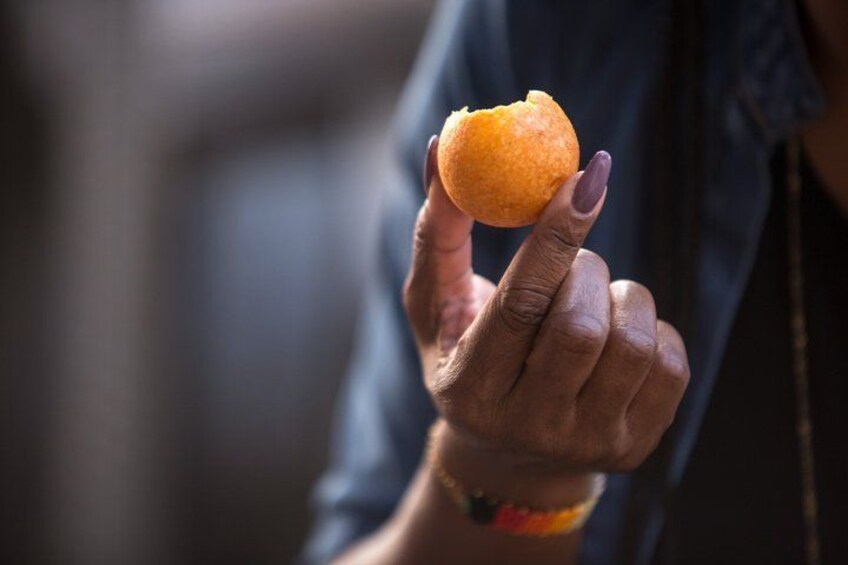 En person som håller i ett runt, orangefärgat föremål. 3