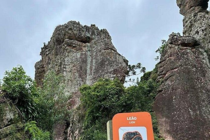 Eine felsige Felsformation mit einem Schild, auf dem 'LEAO LION' steht. 3