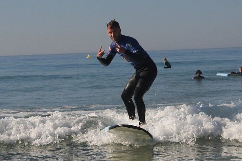 Iemand surft op een golf in de oceaan. 3