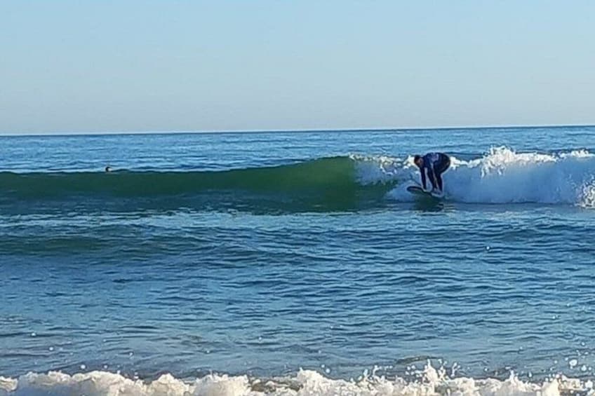 Een surfer die een golf doorvaart in de oceaan. 2