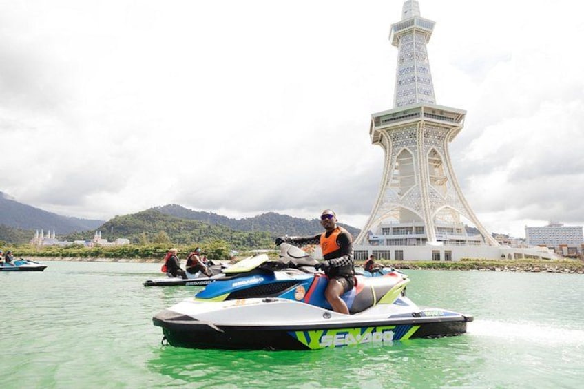 Un jet ski sull'acqua con una torre sullo sfondo. 4