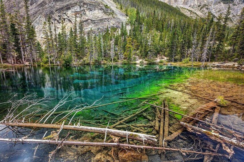 Un lago tranquilo rodeado de montañas boscosas. 1