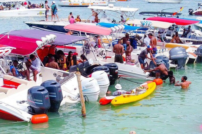 Een drukke jachthaven met diverse boten en mensen. 5