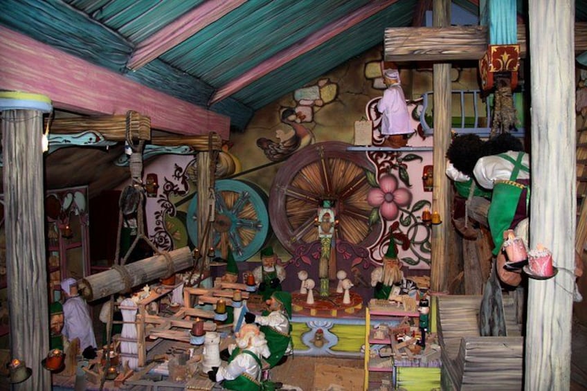 Un interno fantasioso con elementi in legno, grandi ruote e diverse figurine. 5