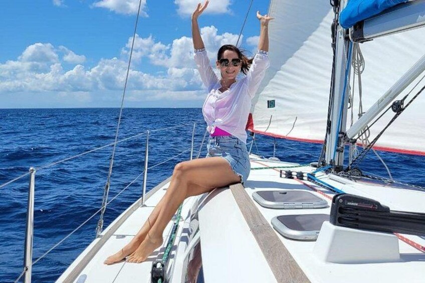 Una persona su una barca a vela, cielo sereno e mare calmo. 1