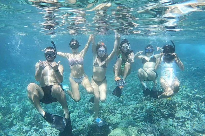 Un groupe de personnes faisant de la plongée avec tuba. 4
