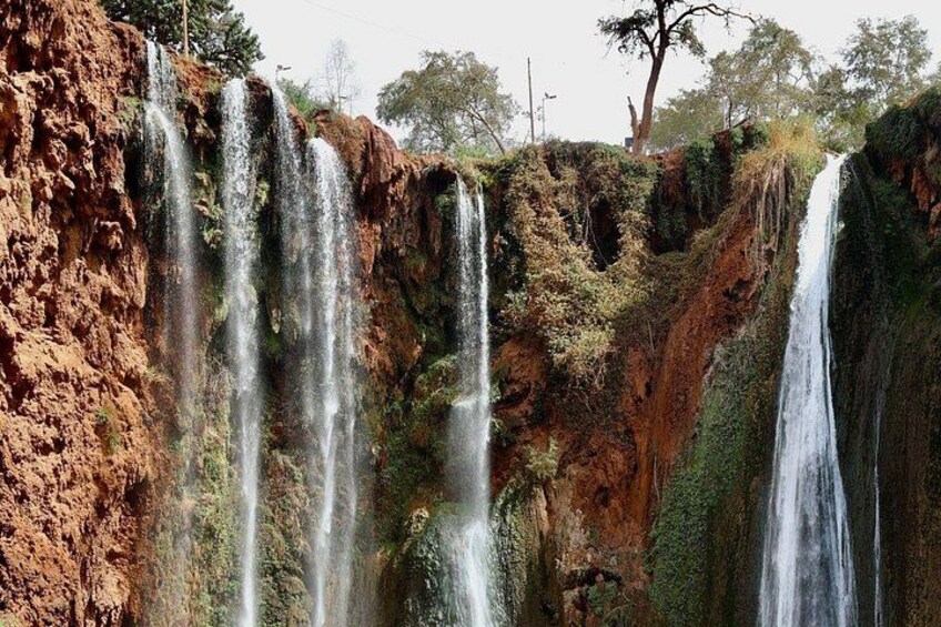 Une cascade à plusieurs niveaux, entourée d’une végétation luxuriante et d’un paysage rocheux. 5