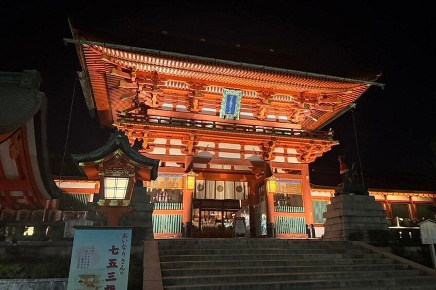 Een traditionele Japanse tempel bij nacht, verlicht door warm licht. 5