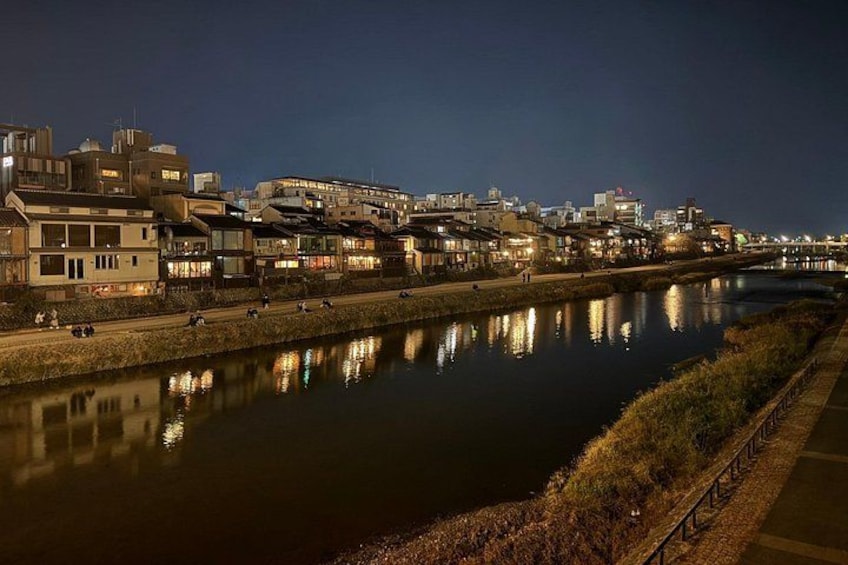 Een rivier die gebouwen 's nachts spiegelt. 3
