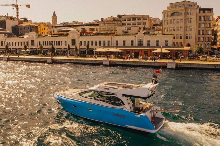 Una barca blu su un corpo d'acqua, con edifici sullo sfondo. 1