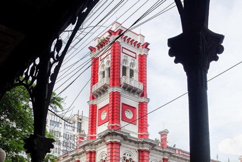 Why are arches from England here in Calcutta?