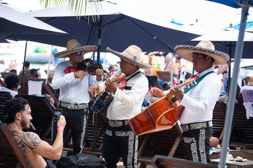 Des musiciens vêtus de costumes traditionnels jouent de la guitare et du violon. 2
