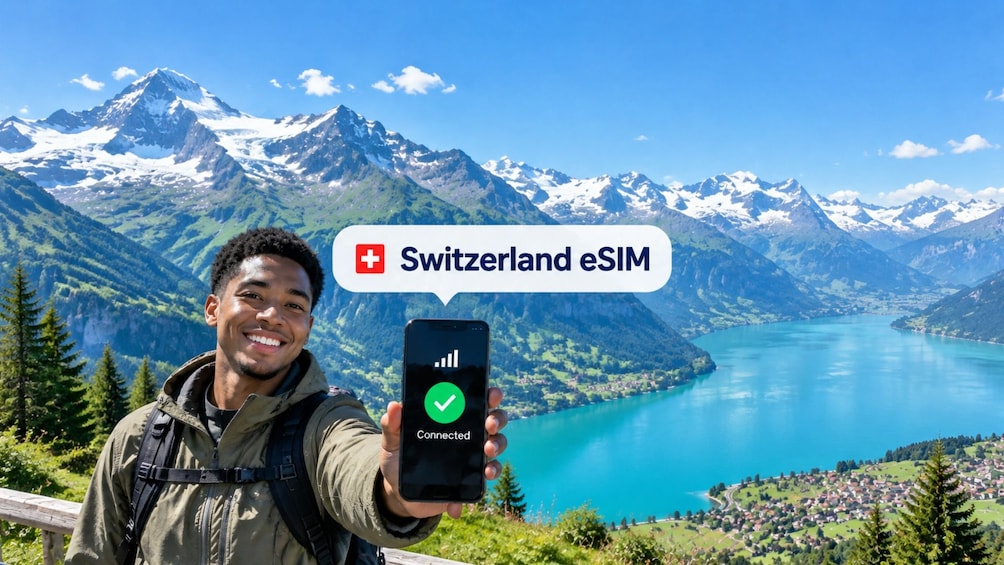 Una persona sosteniendo un teléfono inteligente con el logo de eSIM Suiza, de pie frente a un paisaje montañoso con un lago. 1