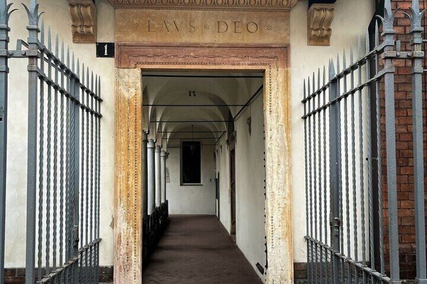 A corridor with a sign reading 'LAVS DEO' and a number '1' above it. 3