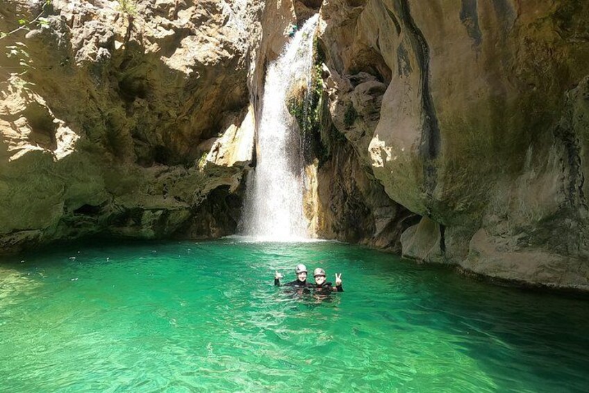 Una cascada en una cueva con agua turquesa cristalina. 1