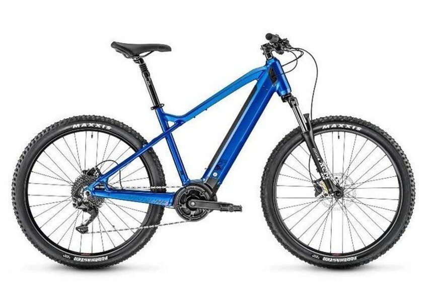 Un vélo de montagne bleu avec une selle noire, une fourche avant à suspension et des pneus à crampons. 2