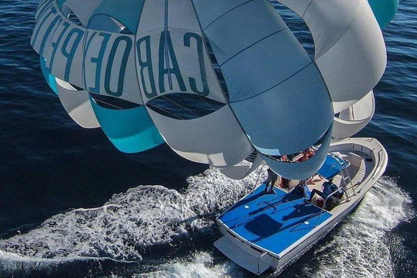 Un velero, agua y estela. 3