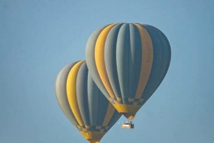 Zwei Heißluftballons am Himmel. 3