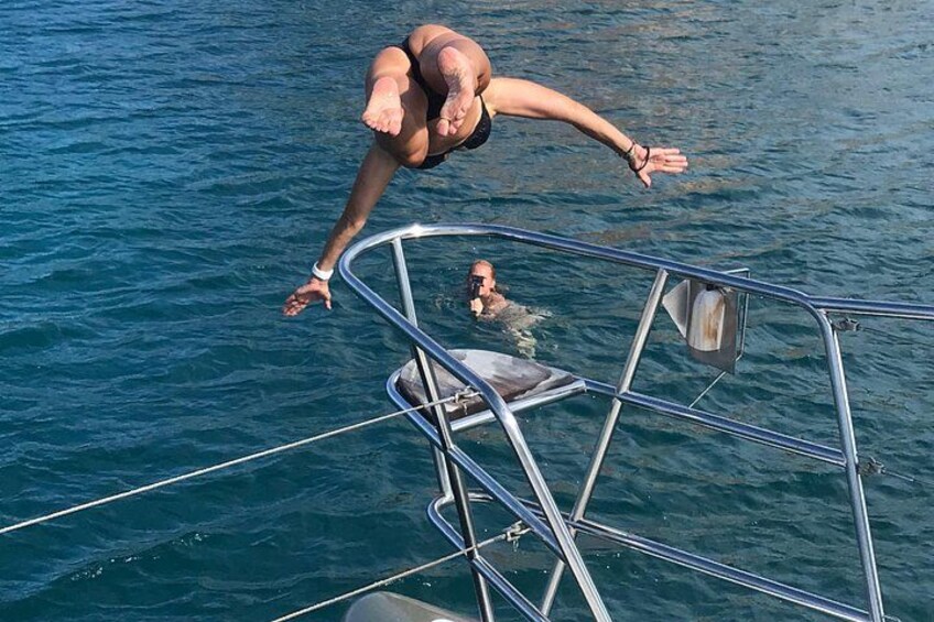 Guest diving from the bow 4
