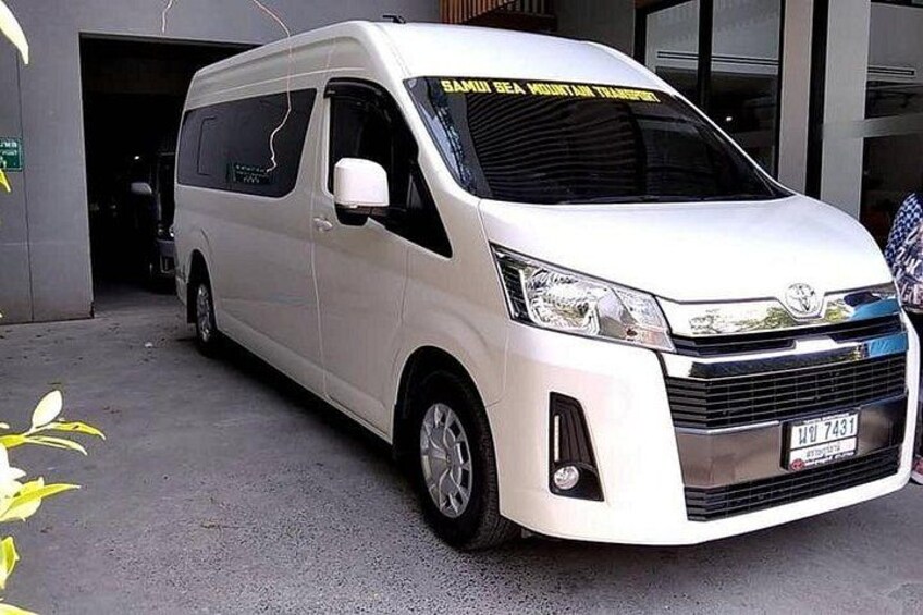 Una camioneta blanca estacionada frente a un edificio con un letrero que dice 'SAHARA SEA MOVEMENT TRANSPORT'. 4