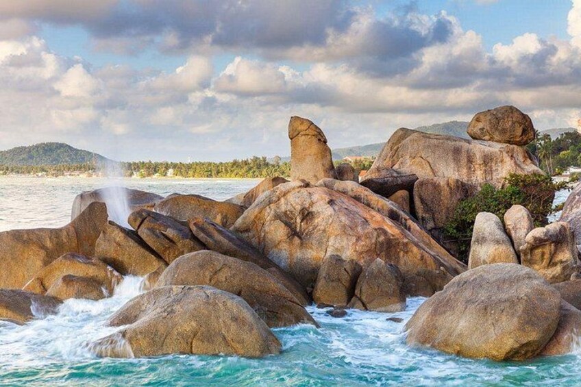 Grandes rocas en una zona costera con olas rompiendo contra ellas. 1