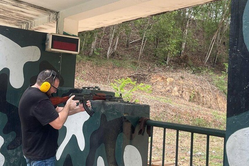 Experience real gun shooting. 2