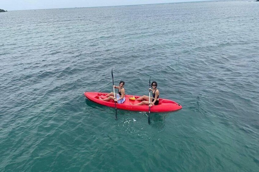 Deux personnes pratiquent le kayak sur une mer calme. 2