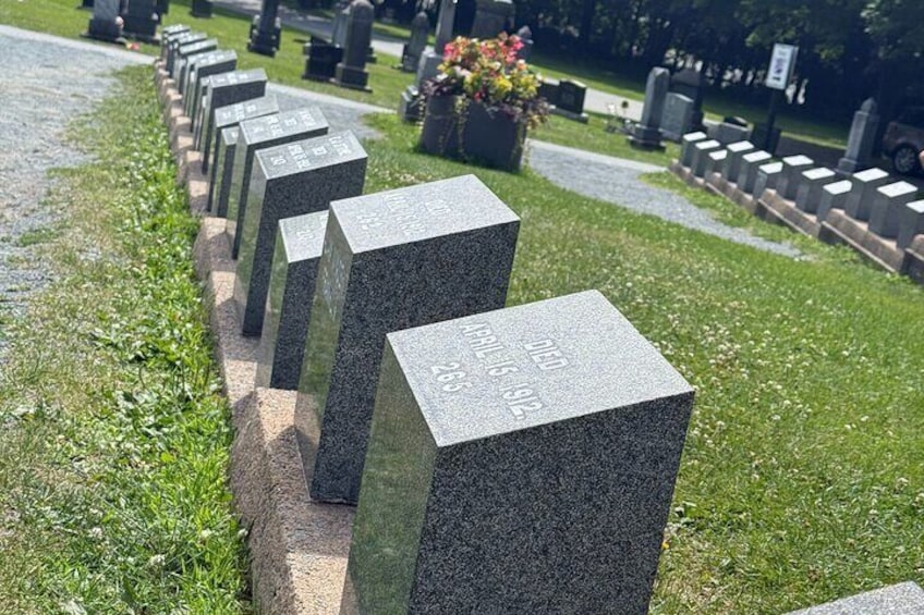 Peggy's Cove, Lunenburg and Titanic Cemetery Full Day Tour 2