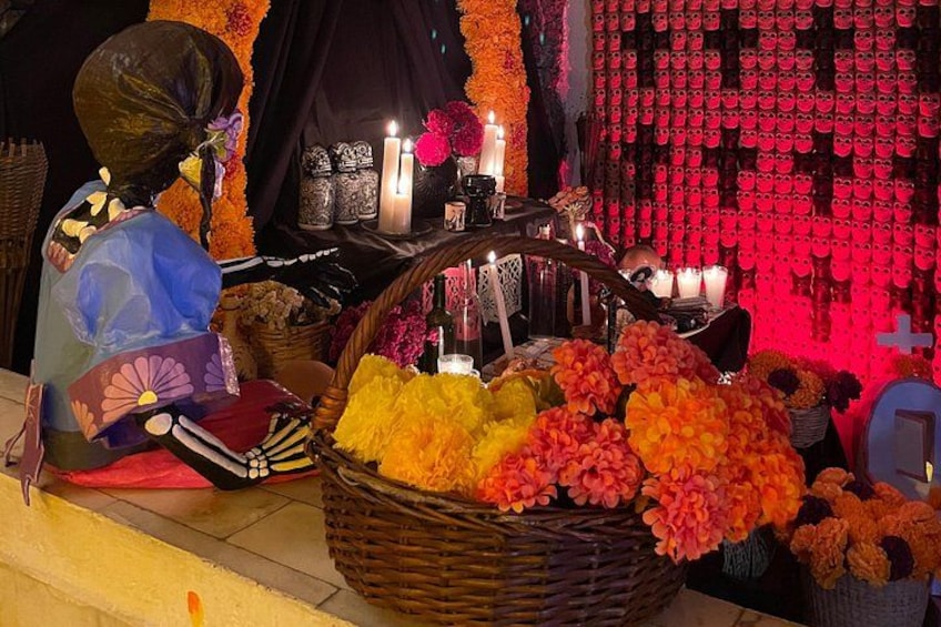 Een traditioneel altaar met kaarsen, bloemen en offers. 2