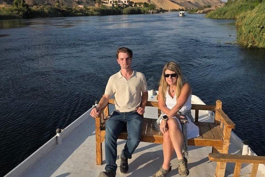 Una pareja en un bote, con un río al fondo. 4