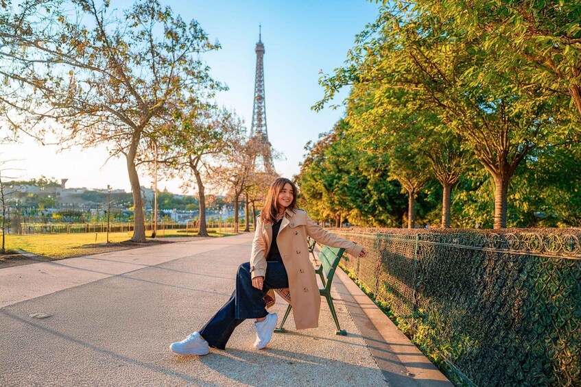 Paris: Professional Photoshoot with the Eiffel Tower 4