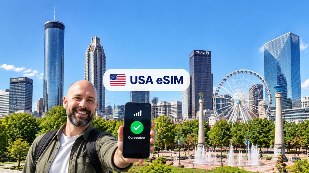 En person holder en smartphone med et eSIM-ikon, foran et bybillede med skyskrabere og et pariserhjul. 1