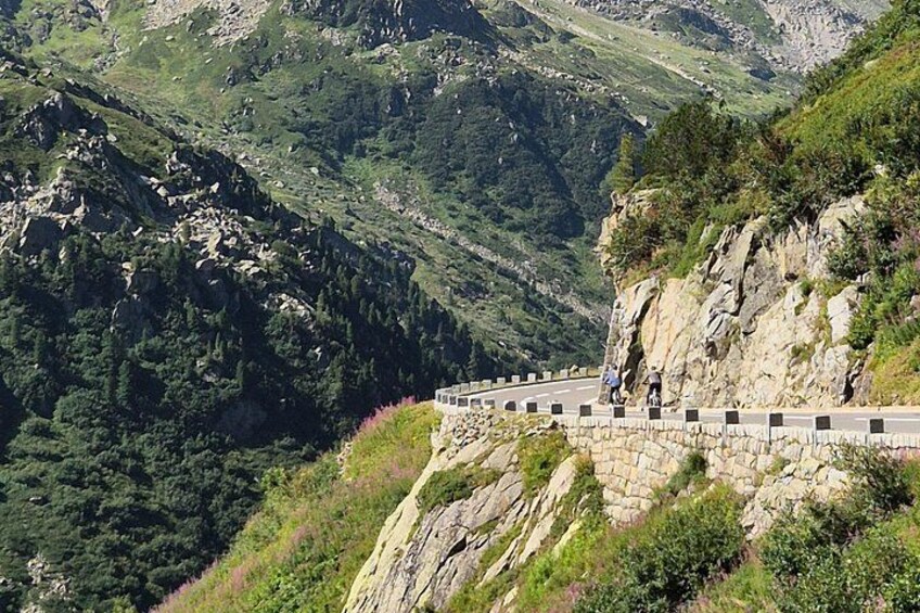 Alpine Pass Descent: Downhill Cycling Adventure in the Swiss Alps 5