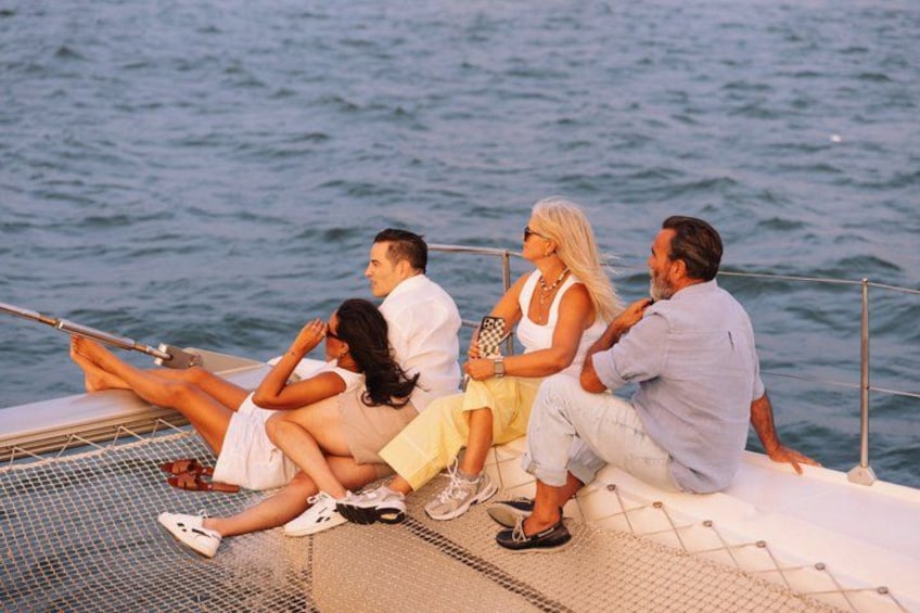 Lisbon: Sunset Catamaran Boat Tour with 1 Drink 1