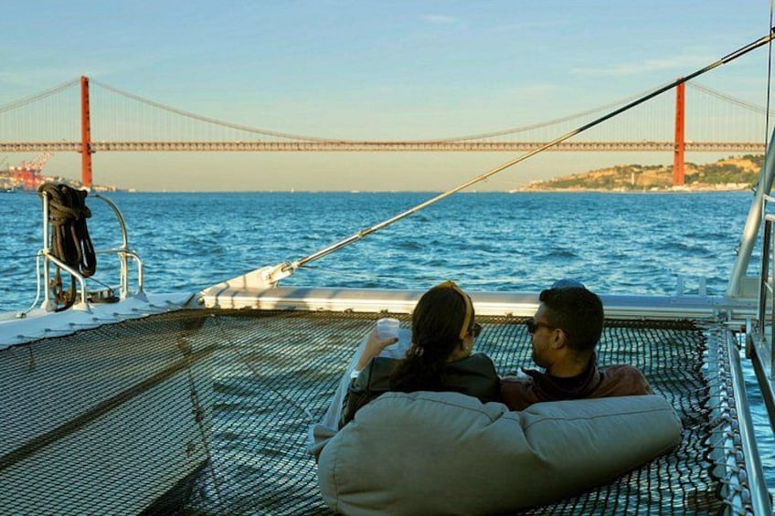 Un couple est à bord d’un bateau, avec un pont en arrière-plan. 5