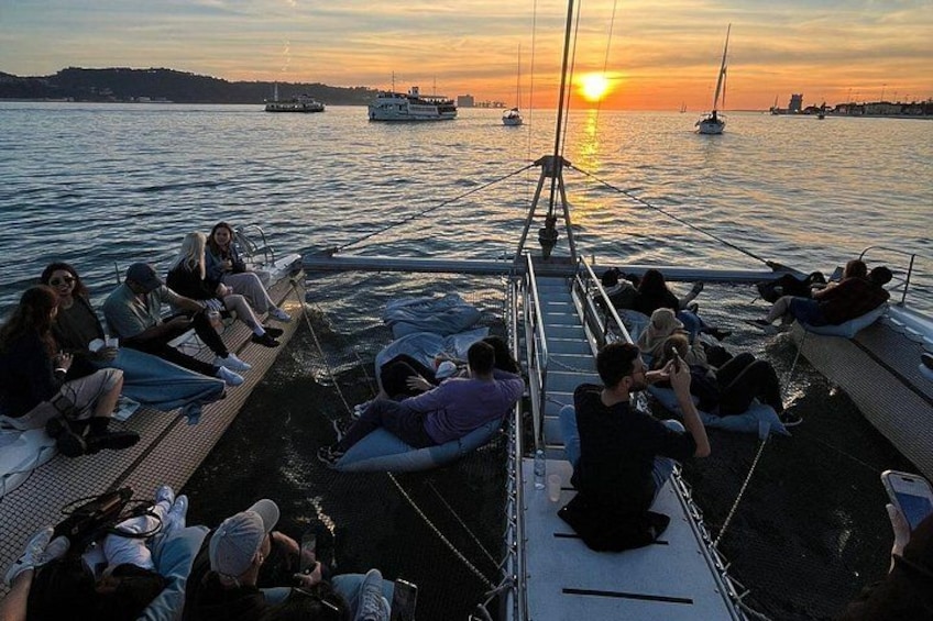 Lisbon : Boat tour at sunset at Catamaran c/ 1 drink 3