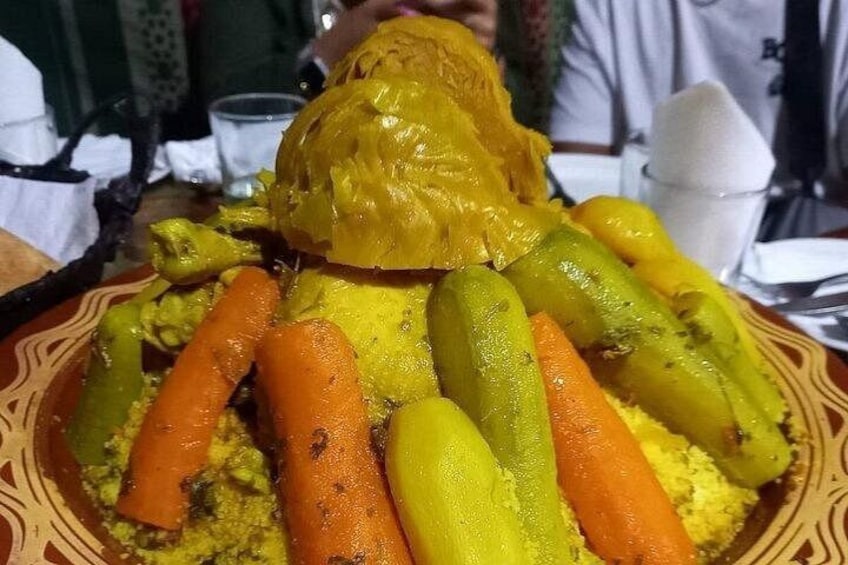 Un piatto di cibo con cetriolini sottaceto, carote e un elemento giallo, forse una salsa o un condimento. 2