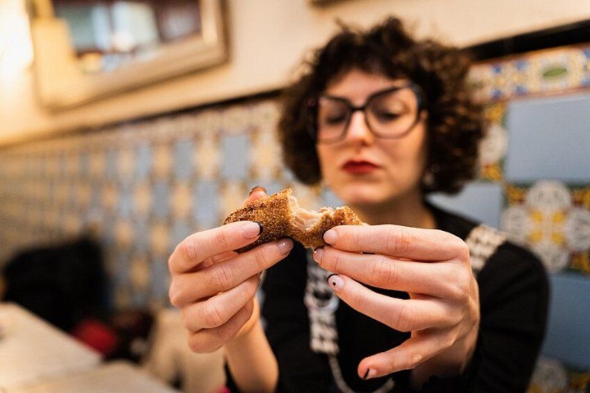 Una persona sosteniendo un bocado de comida. 3