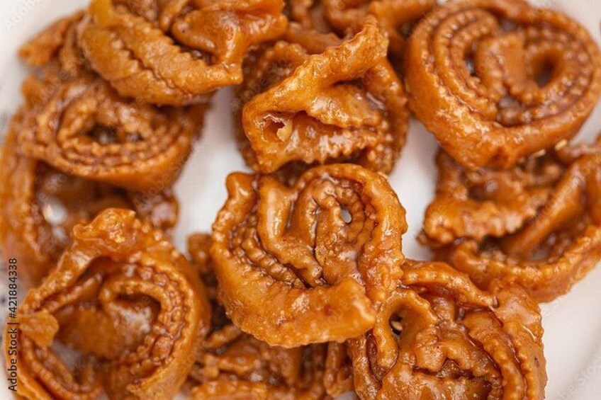 A plate of fried snacks with a spiral shape. 5