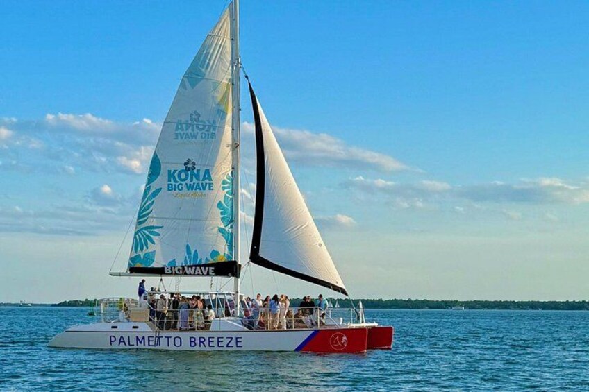 Un voilier nommé « Palmetto Breeze » dont la voile porte l’inscription « Kona Big Wave ». 4